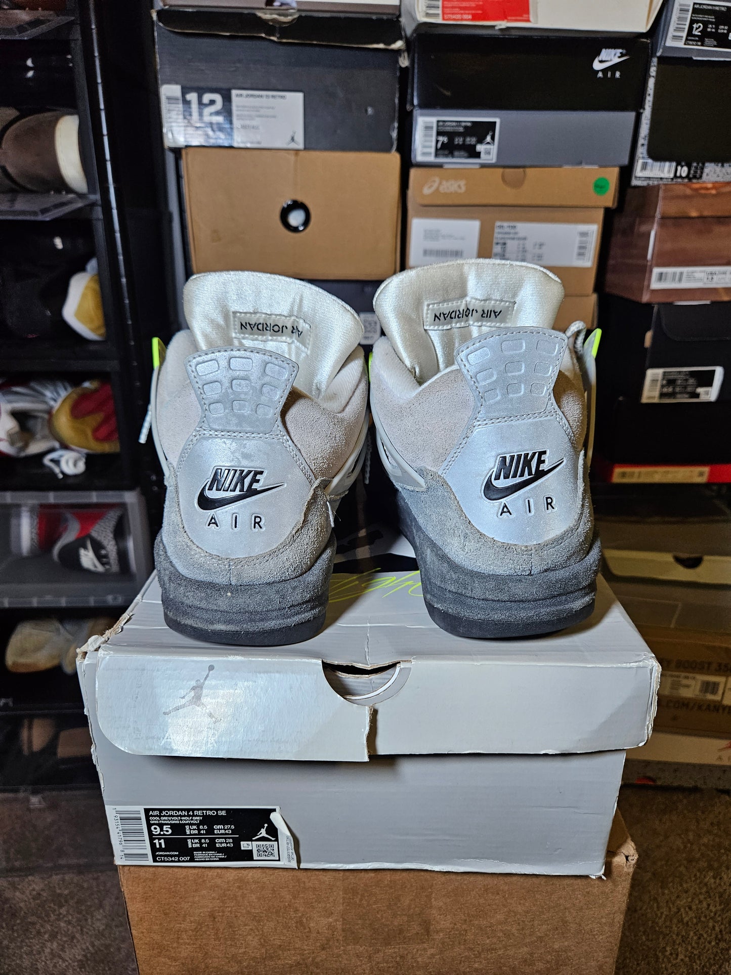 Size 9.5 - AJ 4 Retro SE Mid Neon 95