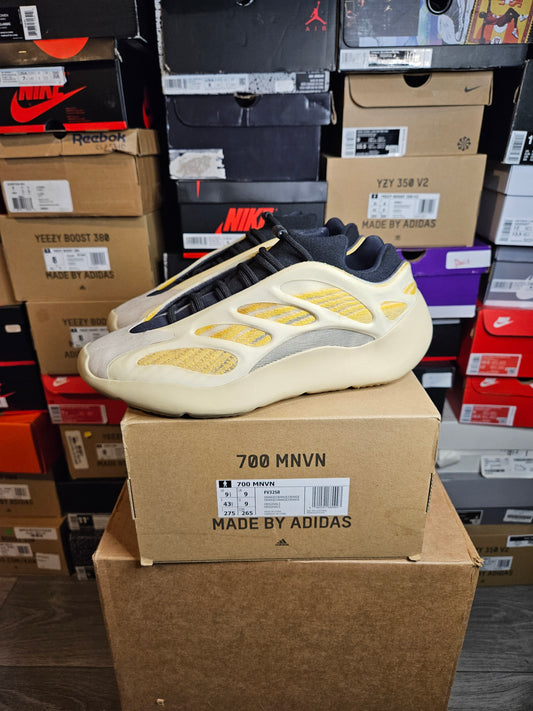 Size 9.5 - YZY 700 V3 Safflower