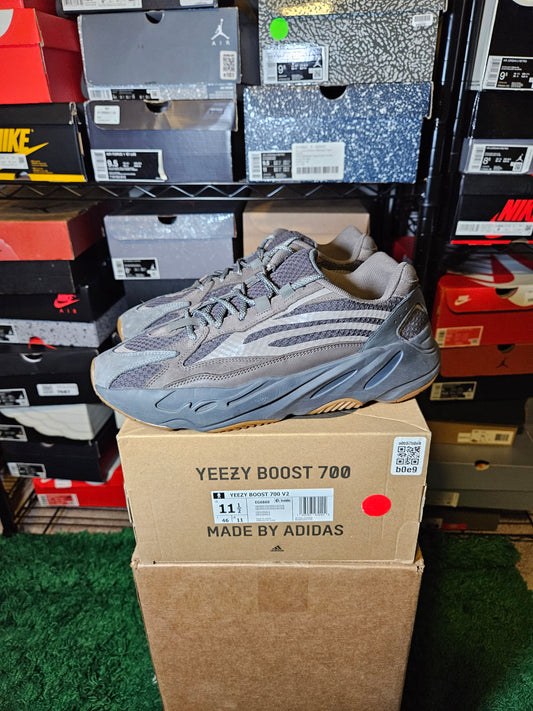 Size 11.5 - YZY 700 V2 Geode