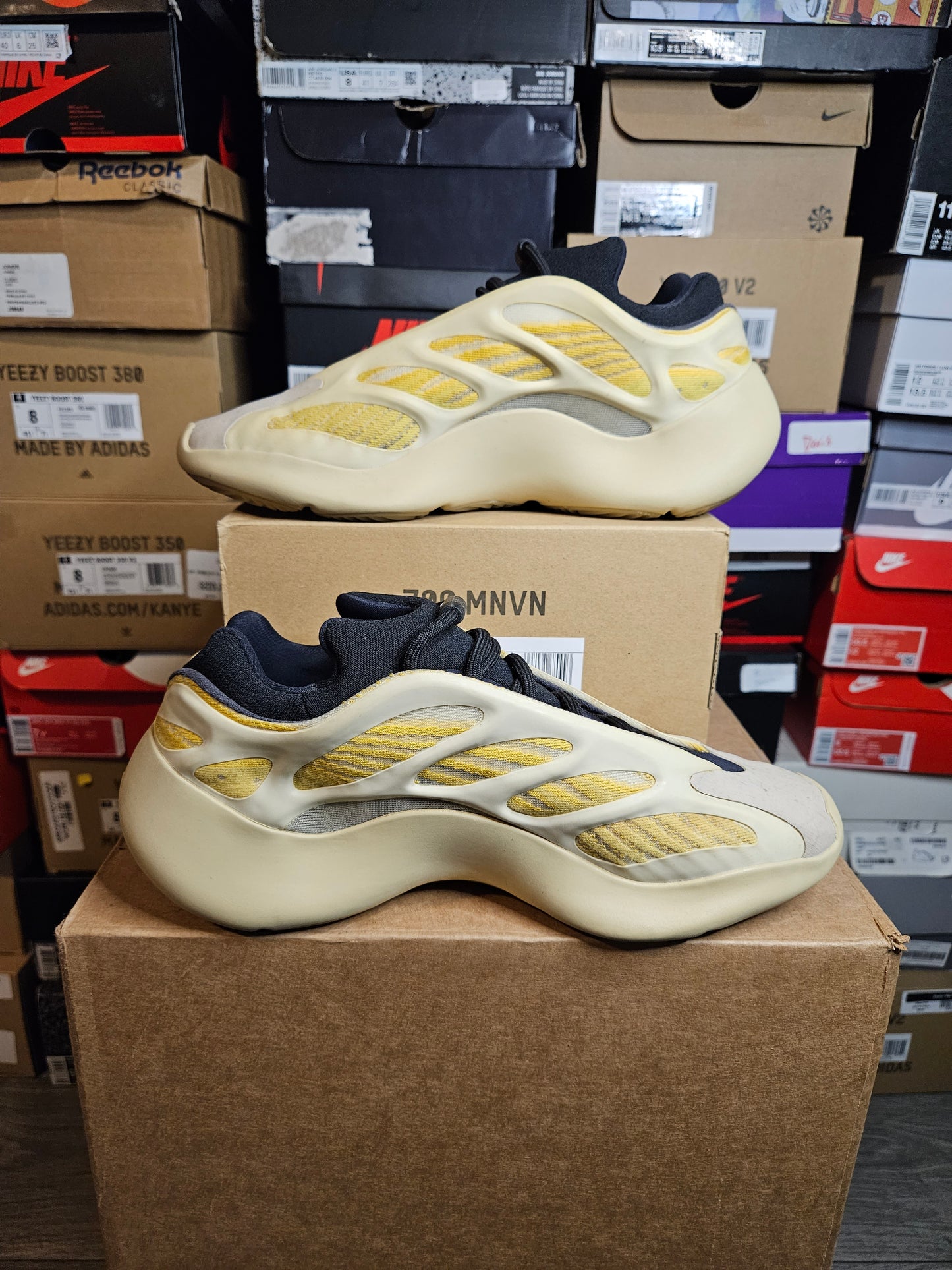 Size 9.5 - YZY 700 V3 Safflower