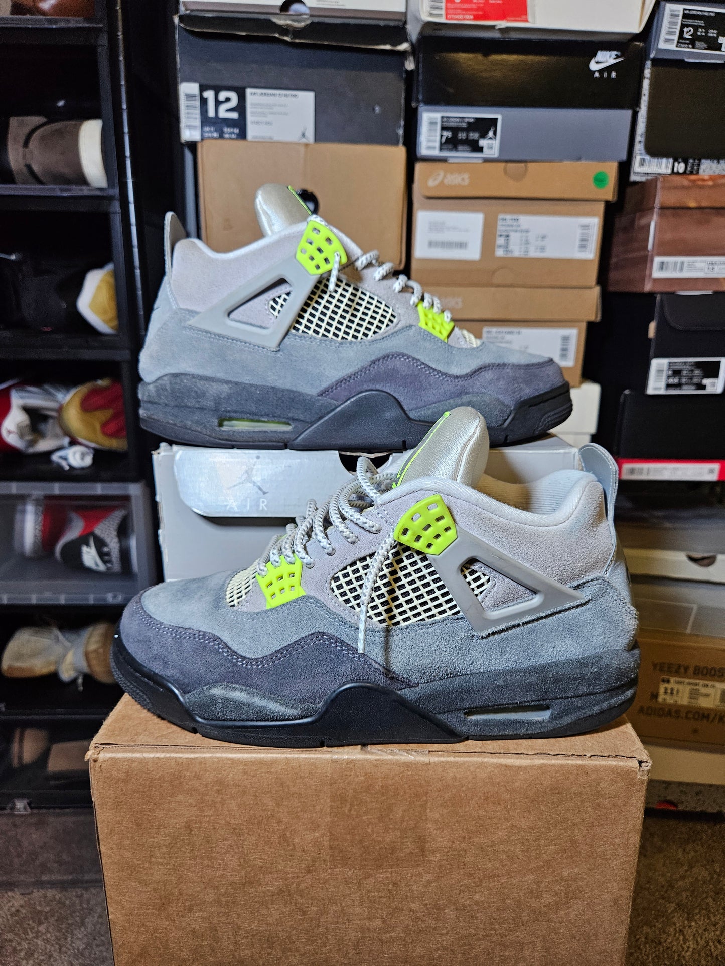 Size 9.5 - AJ 4 Retro SE Mid Neon 95