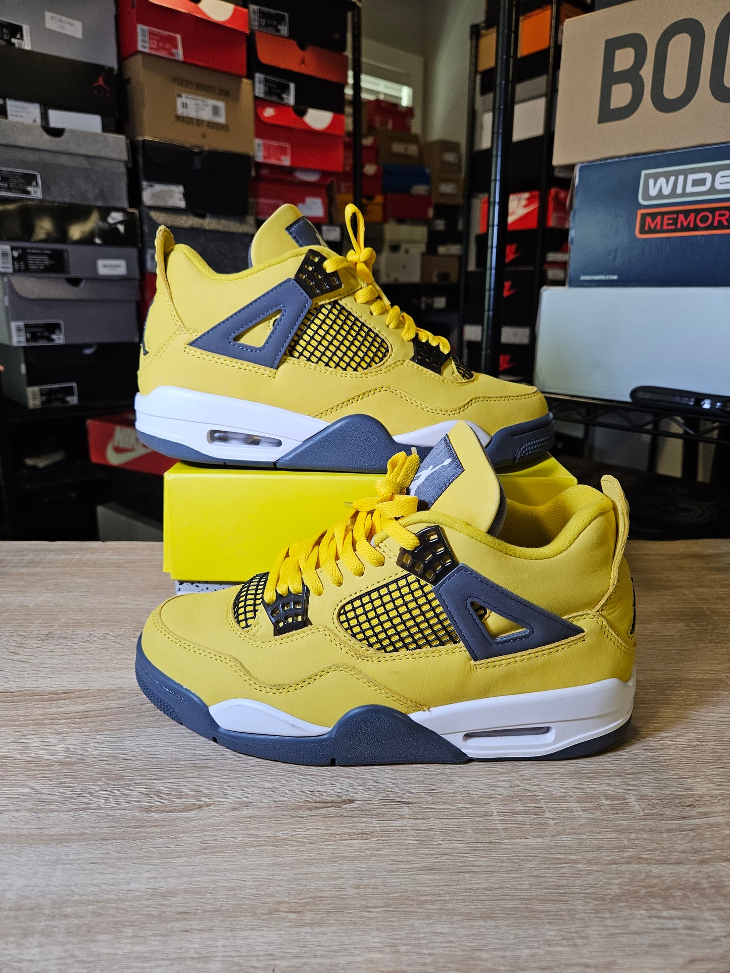 Size 9 - Jordan 4 Retro Mid Lightning