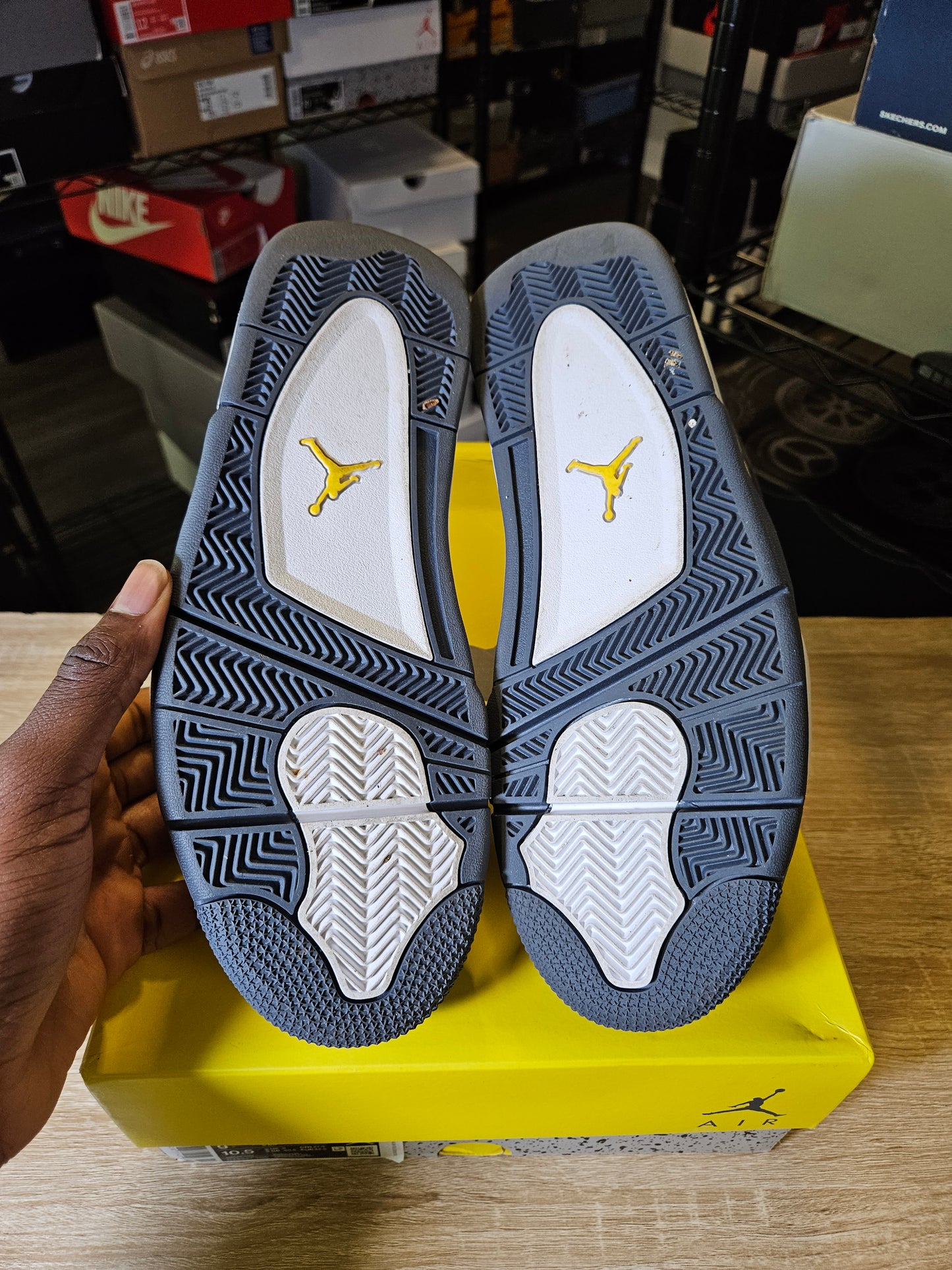 Size 9 - Jordan 4 Retro Mid Lightning