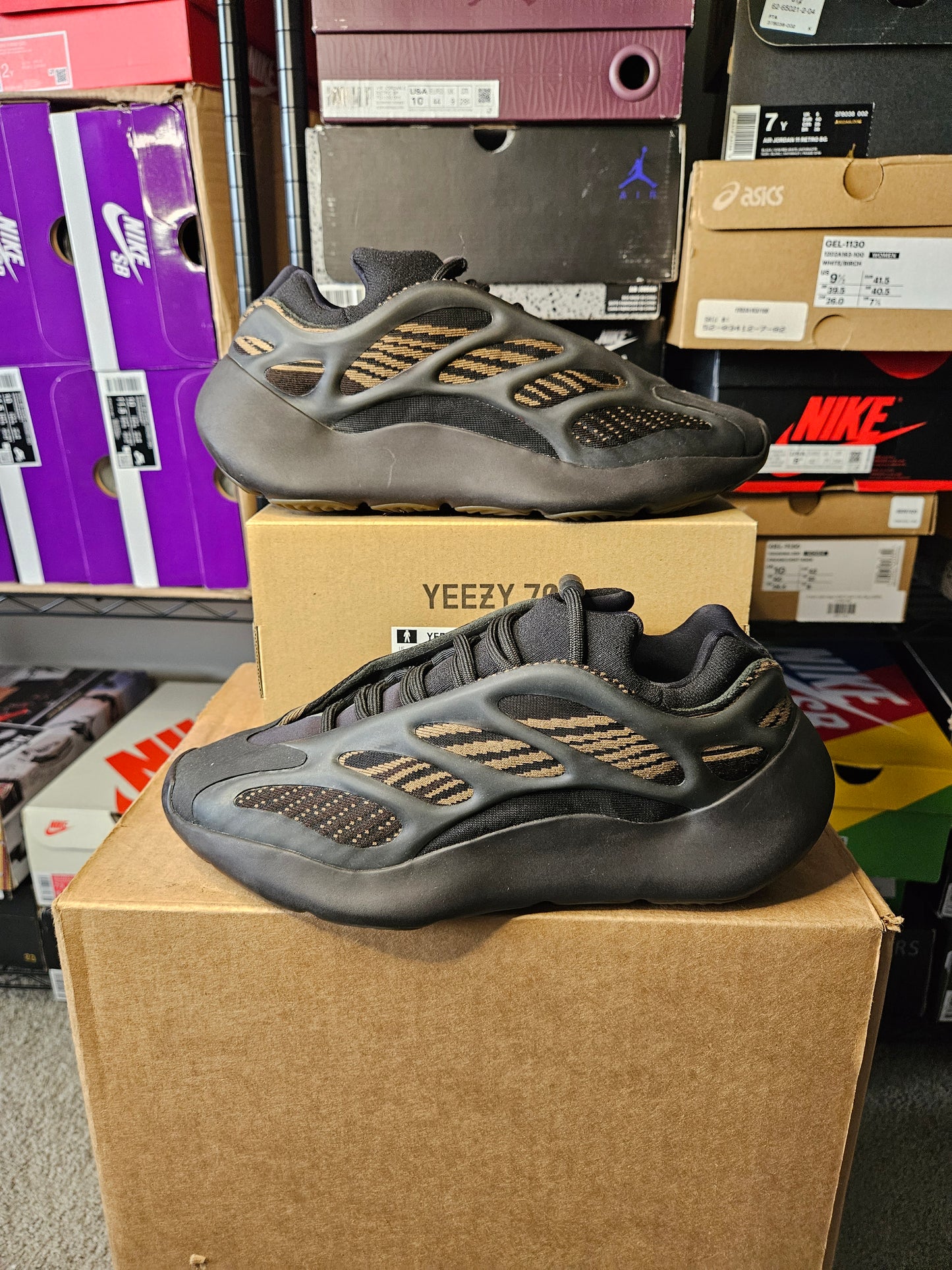Size 8 - YZY 700 V3 Clay Brown