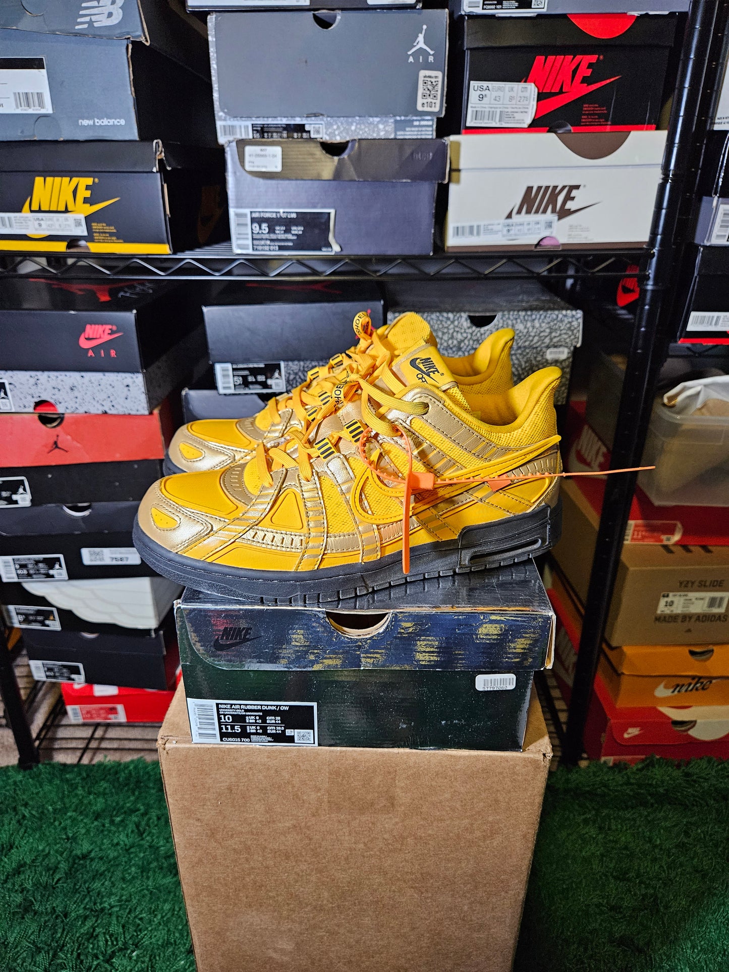 Size 10 - Off-White x Air Rubber Dunk University Gold