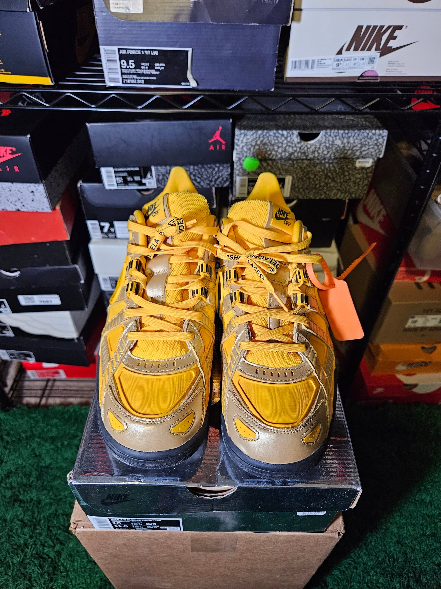 Size 10 - Off-White x Air Rubber Dunk University Gold