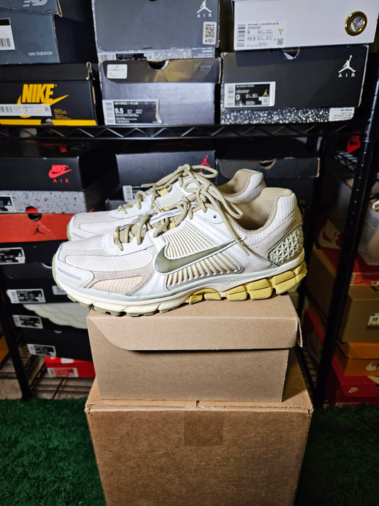 Size 10 - Air Zoom Vomero 5 Light Bone Olive