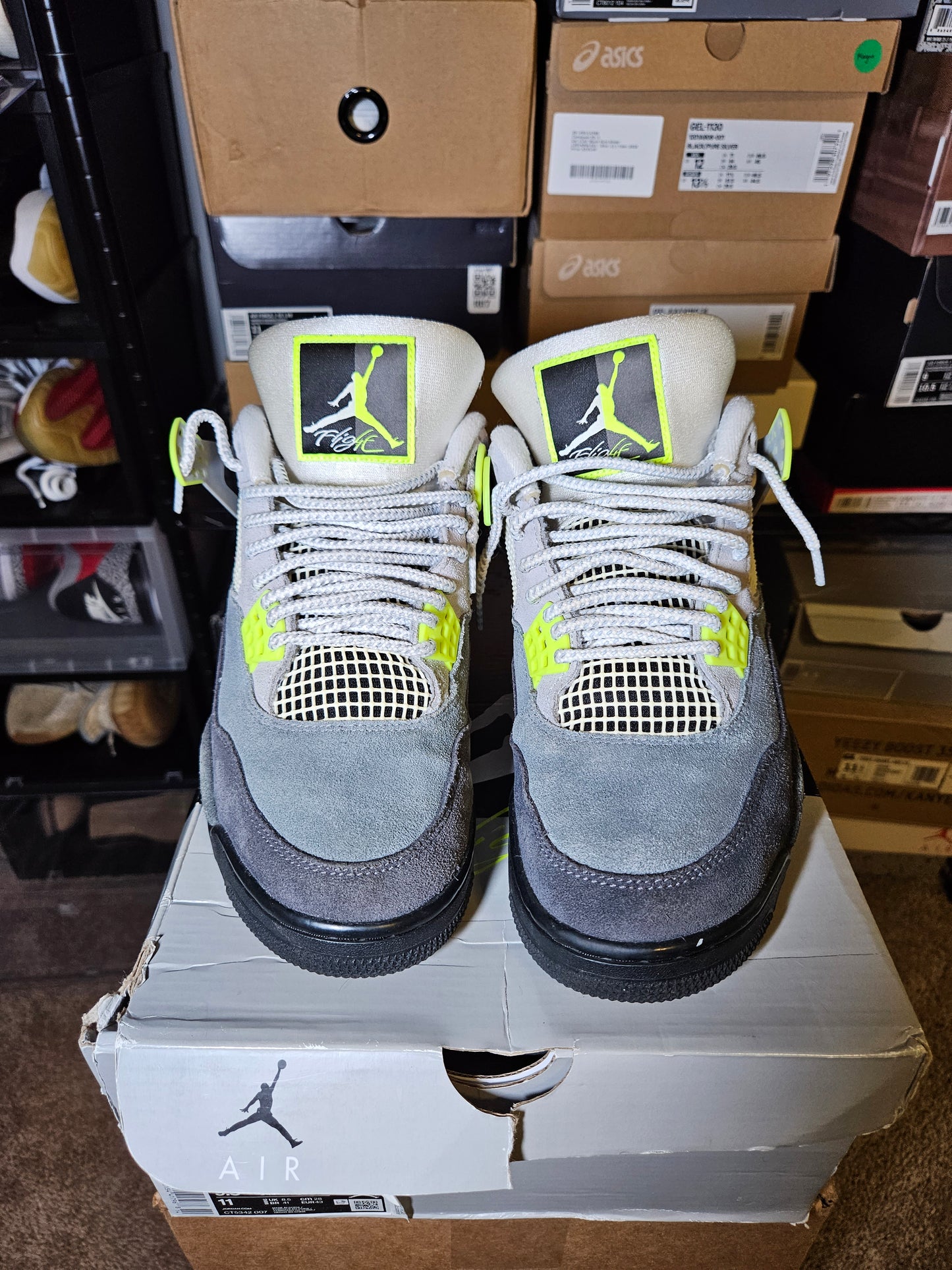 Size 9.5 - AJ 4 Retro SE Mid Neon 95