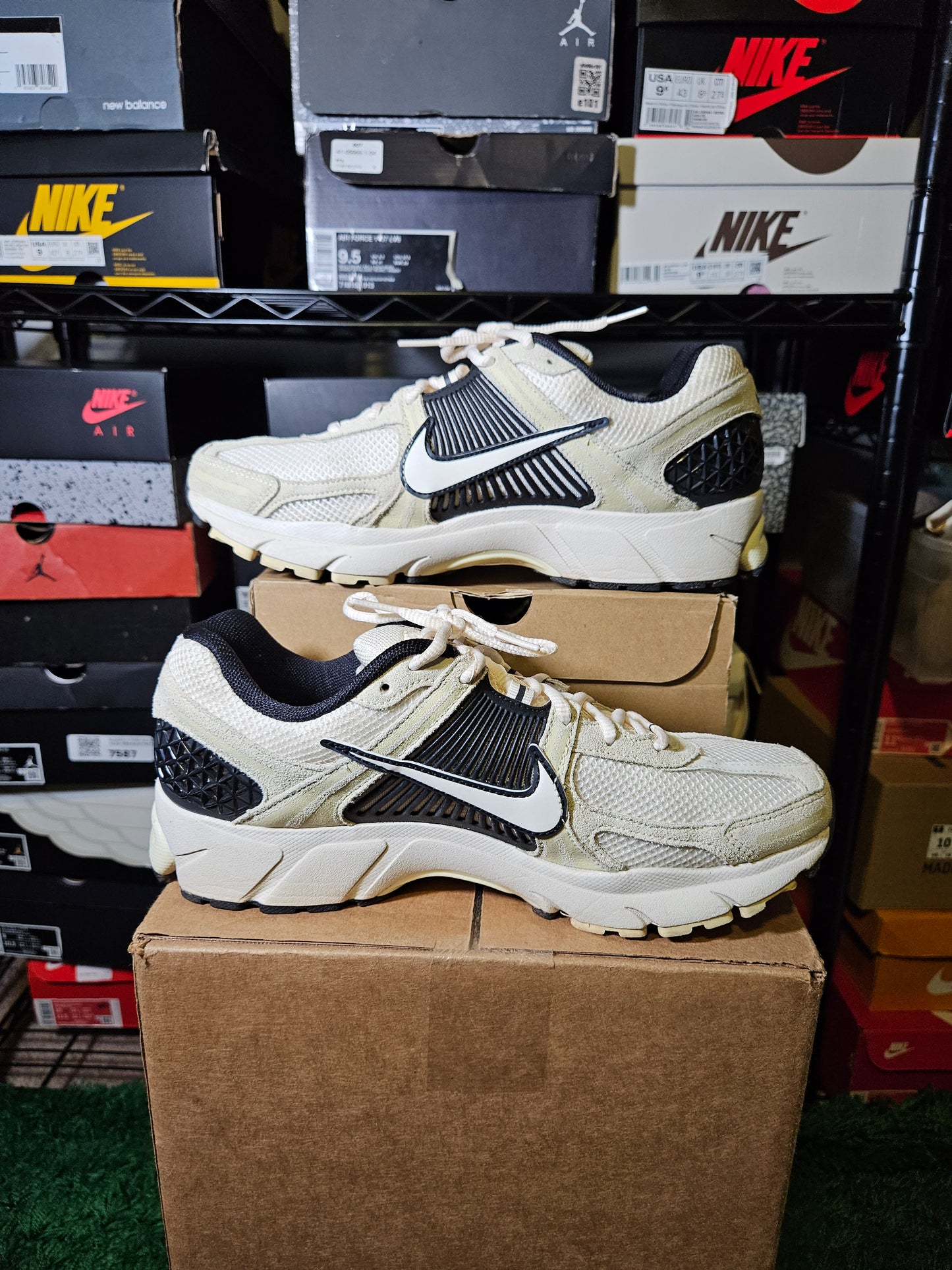 Size 10.5 - Air Zoom Vomero 5 Alabaster Black