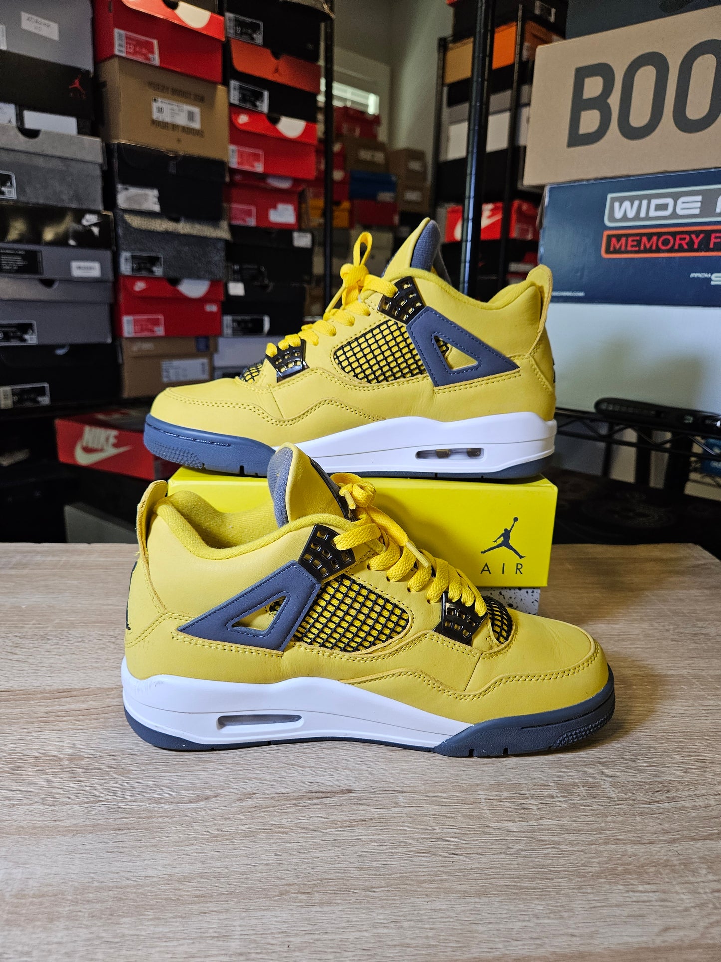 Size 9 - Jordan 4 Retro Mid Lightning