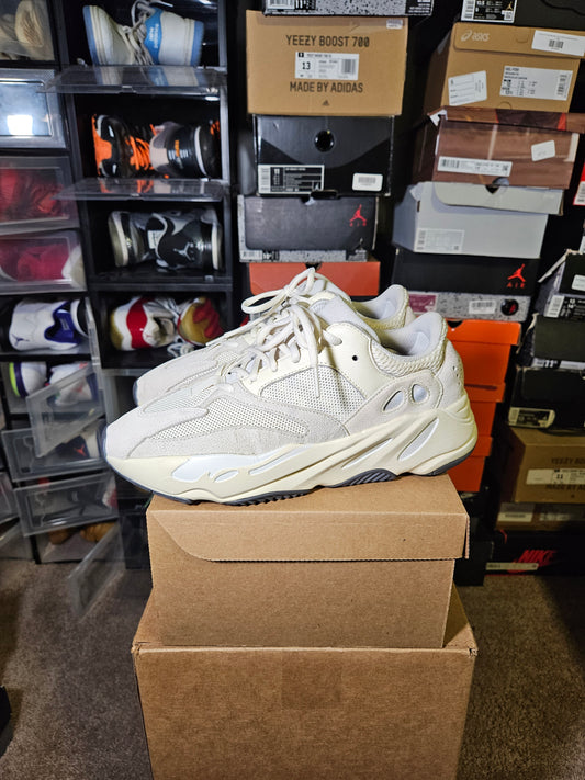 Size 9.5 - YZY 700 Low Analog